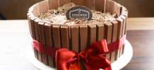 BOLO KIT KAT RED 29cm 3 CAMADAS E RASPAS DE CHOCOLATE