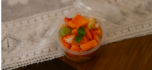 SALADA DE FRUTAS 100g COPO COM TAMPA (MÍNIMO 25 UNIDADES)