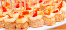 CANAPE DE QUEIJO BRIE COM GELEIA DE PIMENTA  (MÍNIMO 30 UNIDADES)