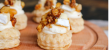 CANAPÉ DE QUEIJO BRIE COM CROCANTE DE NOZES (MÍNIMO 30 UNIDADES)