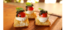 CANAPE DE TOMATINHO, PESTO E MANJERICÃO (MÍNIMO 30 UNIDADES)