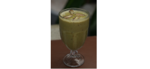 FRAPPÉ DE BANANA COM MATCHA E TÂMARA 