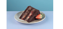 BOLO DE BRIGADEIRO COM MORANGO