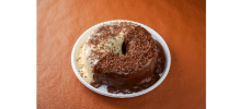 BOLO DE CHOCOLATE COM DUPLA COBERTURA