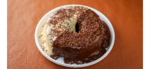 BOLO DE CHOCOLATE COM DUPLA COBERTURA