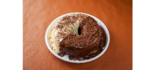 BOLO DE CHOCOLATE COM DUPLA COBERTURA